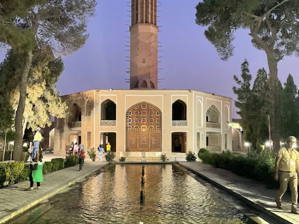Tourists relaxing near the windcatcher pavilion in Yazd&rsquo;s Dowlat Abad Garden | Iran&rsquo;s Travel