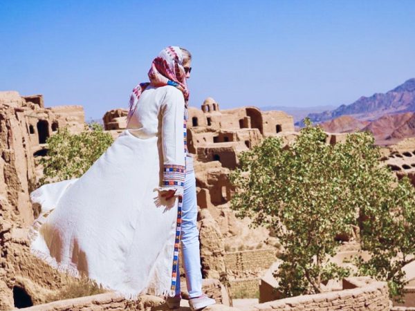 Tourists walking through the narrow alleys of Kharanagh mudbrick village near Yazd | Iran&rsquo;s Travel